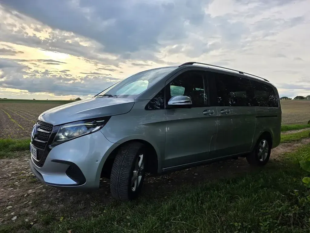 Gebraucht Mercedes V300 237 PS (174 kW) 2024 Silber Van / Kleinbus