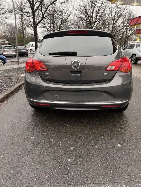 Używany Opel Astra Edition 110 KM (80 kW) 2012 Szary Sedan/Limuzyna