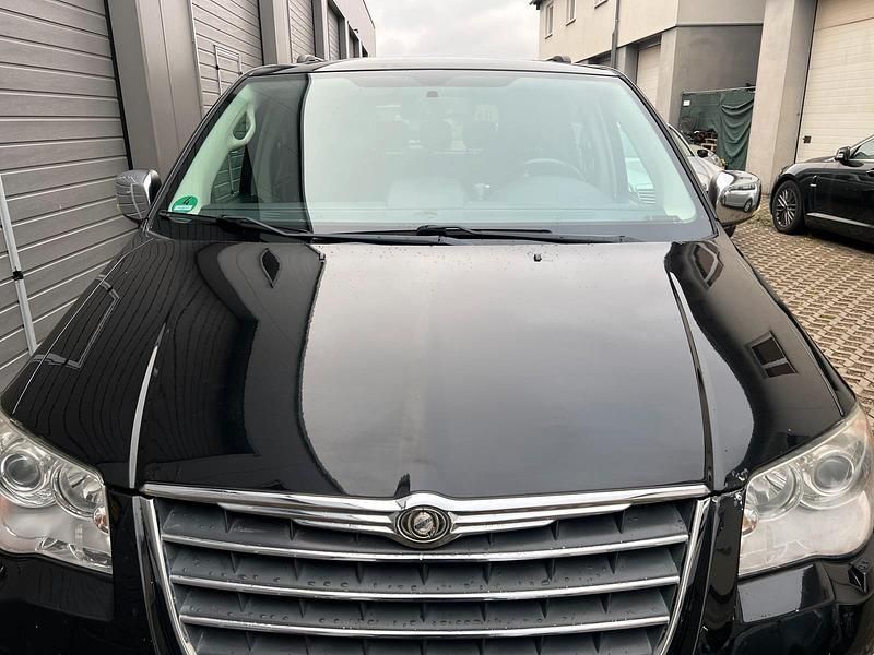 Schwarz Gebraucht 2010 Chrysler Voyager Van / Kleinbus | 5.750 € - Bild 1/4