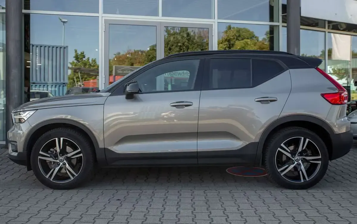 Gebraucht Volvo XC40 R-Design 197 PS (144 kW) 2022 Pebble grey / metallic SUV