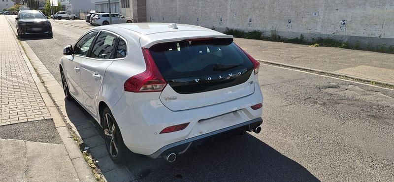 Gebraucht Volvo V40 R-Design 152 PS (111 kW) 2019 Weiß Limousine