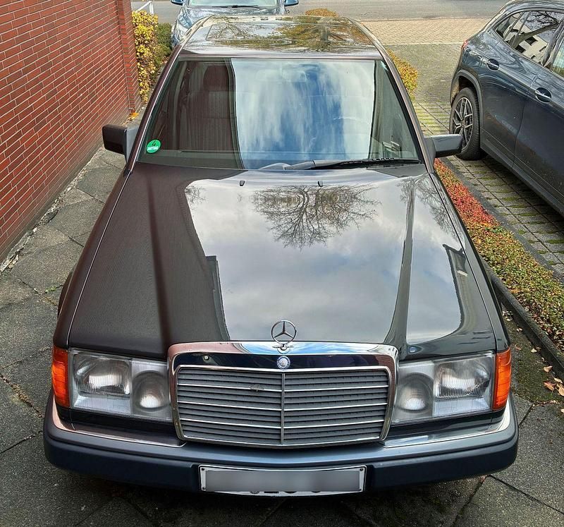 Gebraucht Mercedes E260 160 PS (117 kW) 1992 Schwarz Limousine