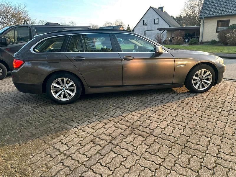Gebraucht BMW 525 Basis 204 PS (150 kW) 2011 Braun Kombi