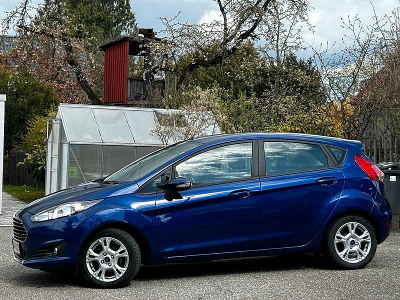 Gebraucht Ford Fiesta 101 PS (74 kW) 2014 Blau Kleinwagen