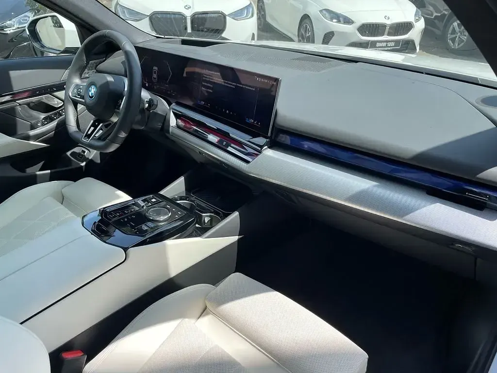 Gebraucht BMW 550e M Sport 489 PS (359 kW) 2025 Alpinweiss Kombi