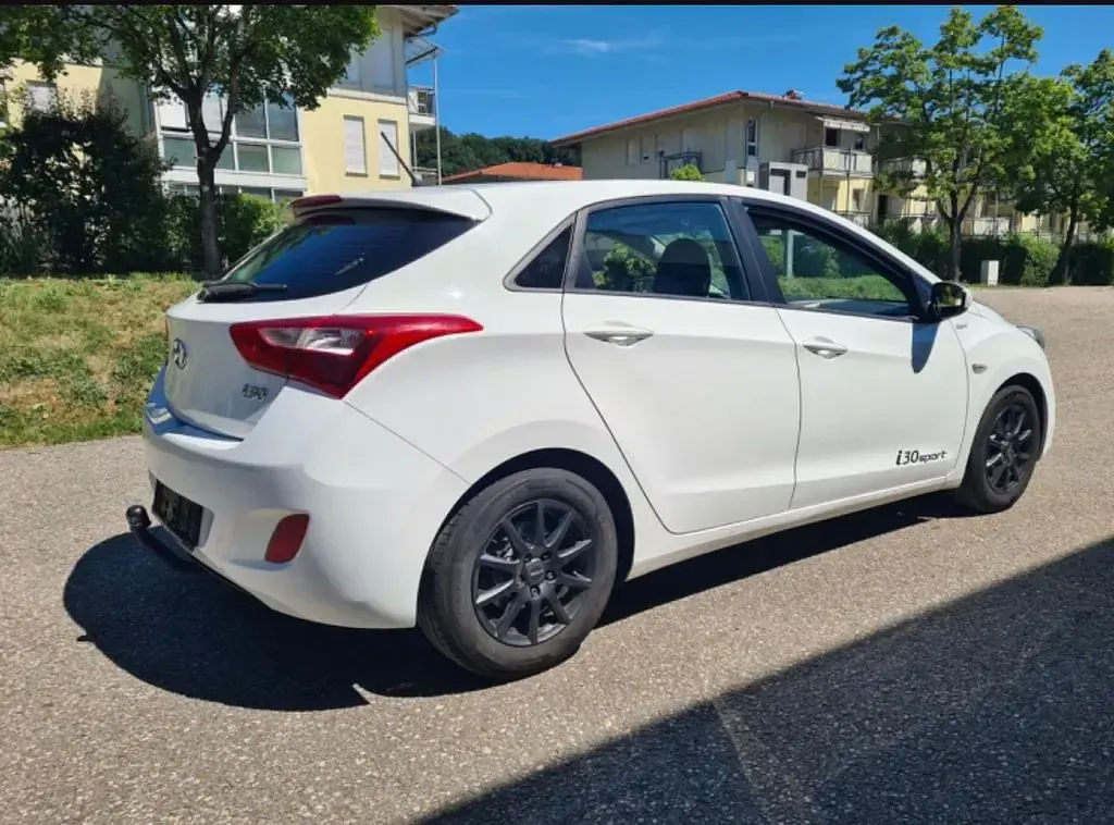 Gebraucht Hyundai i30 Classic 110 PS (80 kW) 2016 Weiß Limousine