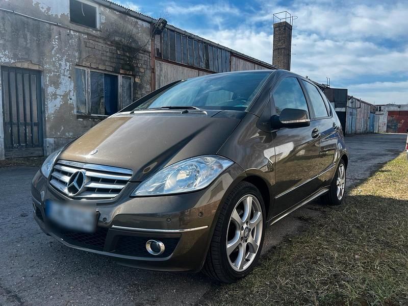 Gebraucht Mercedes A180 109 PS (80 kW) 2011 Gold Limousine
