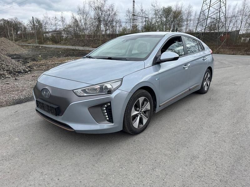 Grau Gebraucht 2016 Hyundai Ioniq Trend Limousine | 10.200 € (Teuer) - Bild 1/4