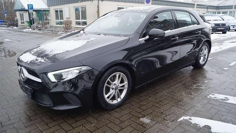 Gebraucht Mercedes A180 116 PS (85 kW) 2018 Kosmosschwarz  metalliclack Kleinwagen
