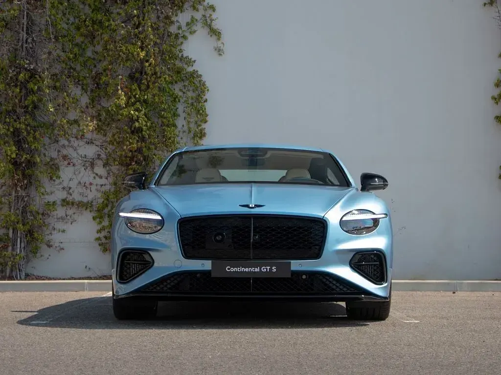 Neu Bentley Continental 680 PS (500 kW) 2026 Blau