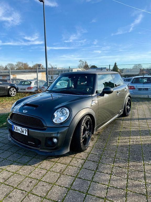 Grau Gebraucht 2011 Mini John Cooper Works Kleinwagen | 11.000 € (Fairer Preis) - Bild 1/4