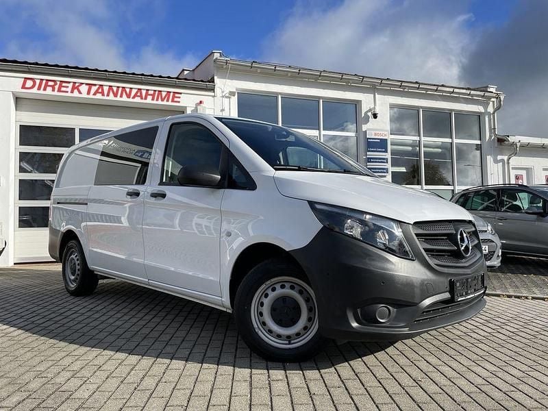 Weiß Gebraucht 2019 Mercedes Vito Van / Kleinbus | 26.775 € (Teuer) - Bild 1/4