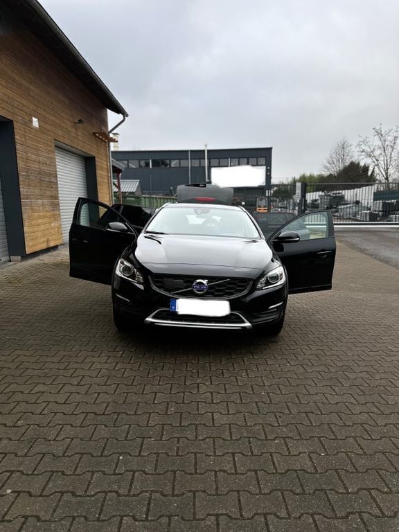 Schwarz Gebraucht 2018 Volvo V60 CC Pro Kombi | 17.999 € (Guter Preis) - Bild 1/4