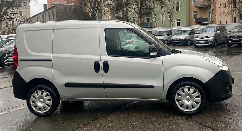 Gebraucht Opel Combo 90 PS (66 kW) 2016 Silber Van / Kleinbus