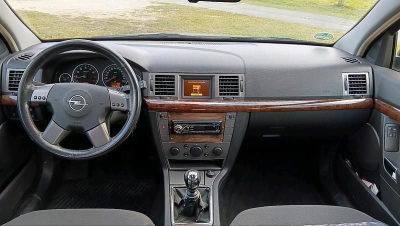 Second-hand Opel Vectra 155 CP (114 kW) 2004 Verde Berlinǎ