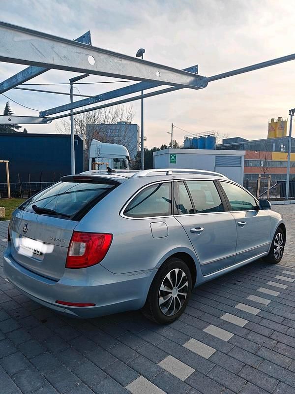 Gebraucht Skoda Superb 140 PS (102 kW) 2011 Blau Kombi