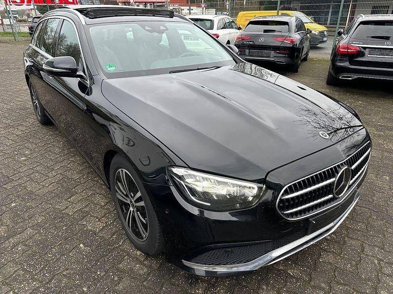 Gebraucht Mercedes E220 Avantgarde 194 PS (142 kW) 2021 Schwarz Limousine