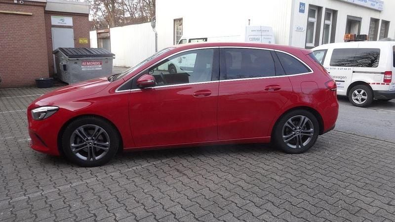 Gebraucht Mercedes B180 136 PS (100 kW) 2020 Rot Van / Kleinbus