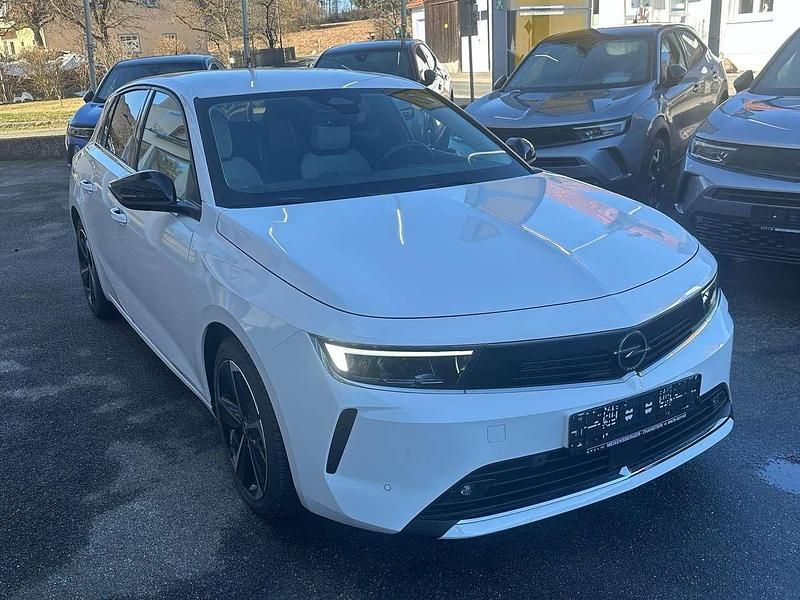 Usado Opel Astra Elegance 150 HP (110 kW) 2023 Branco Citadino