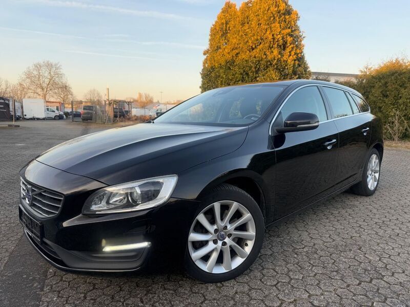 Gebraucht Volvo V60 Momentum 224 PS (164 kW) 2016 Schwarz Kombi