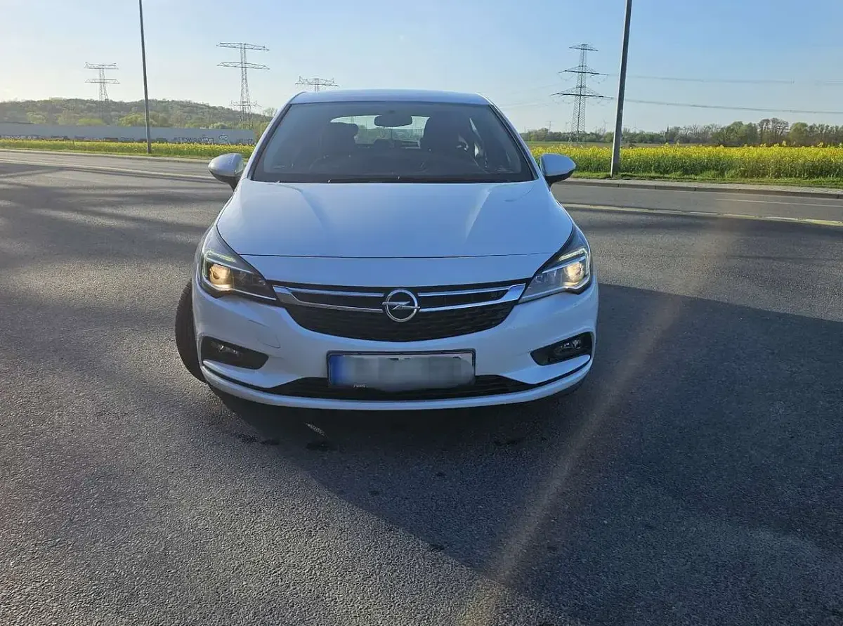 Gebraucht Opel Astra Dynamic 110 PS (80 kW) 2018 Weiß Limousine