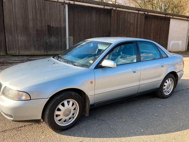 Silber Gebraucht 1998 Audi A4 Limousine | 1.450 € (Superpreis) - Bild 1/4