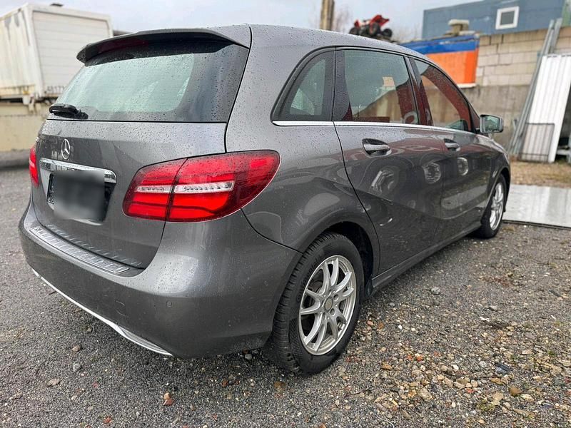 Gebraucht Mercedes B200 136 PS (100 kW) 2016 Grau Van / Kleinbus
