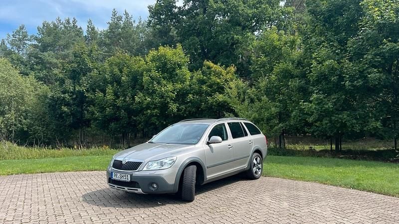 Andere farben Gebraucht 2013 Skoda Octavia Scout Kombi | 17.800 € (Teuer) - Bild 1/4