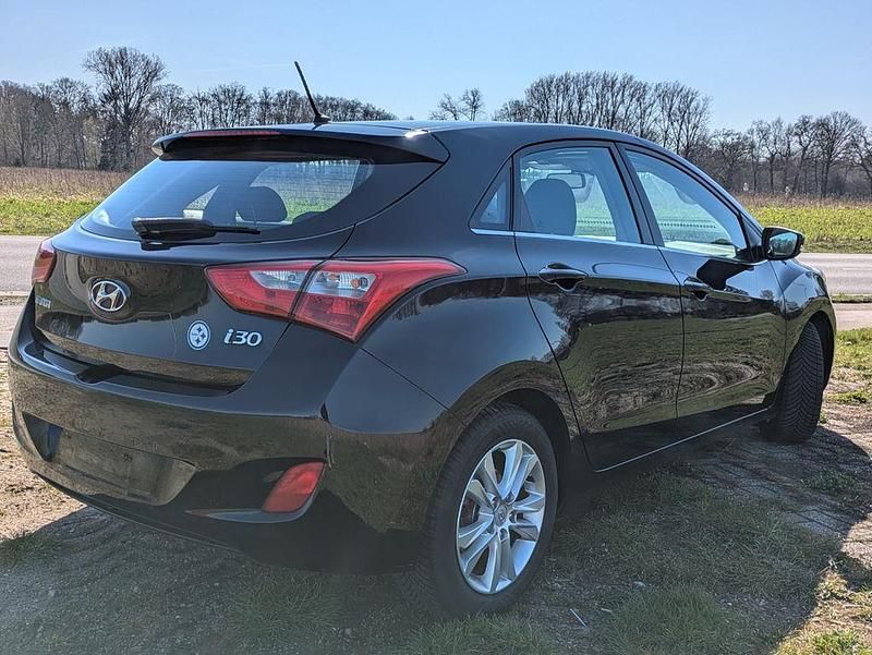 Gebraucht Hyundai i30 Classic 99 PS (72 kW) 2014 Schwarz Limousine