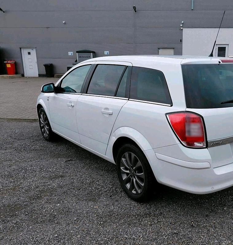 Gebraucht Opel Astra Edition 116 PS (85 kW) 2010 Weiß Kombi