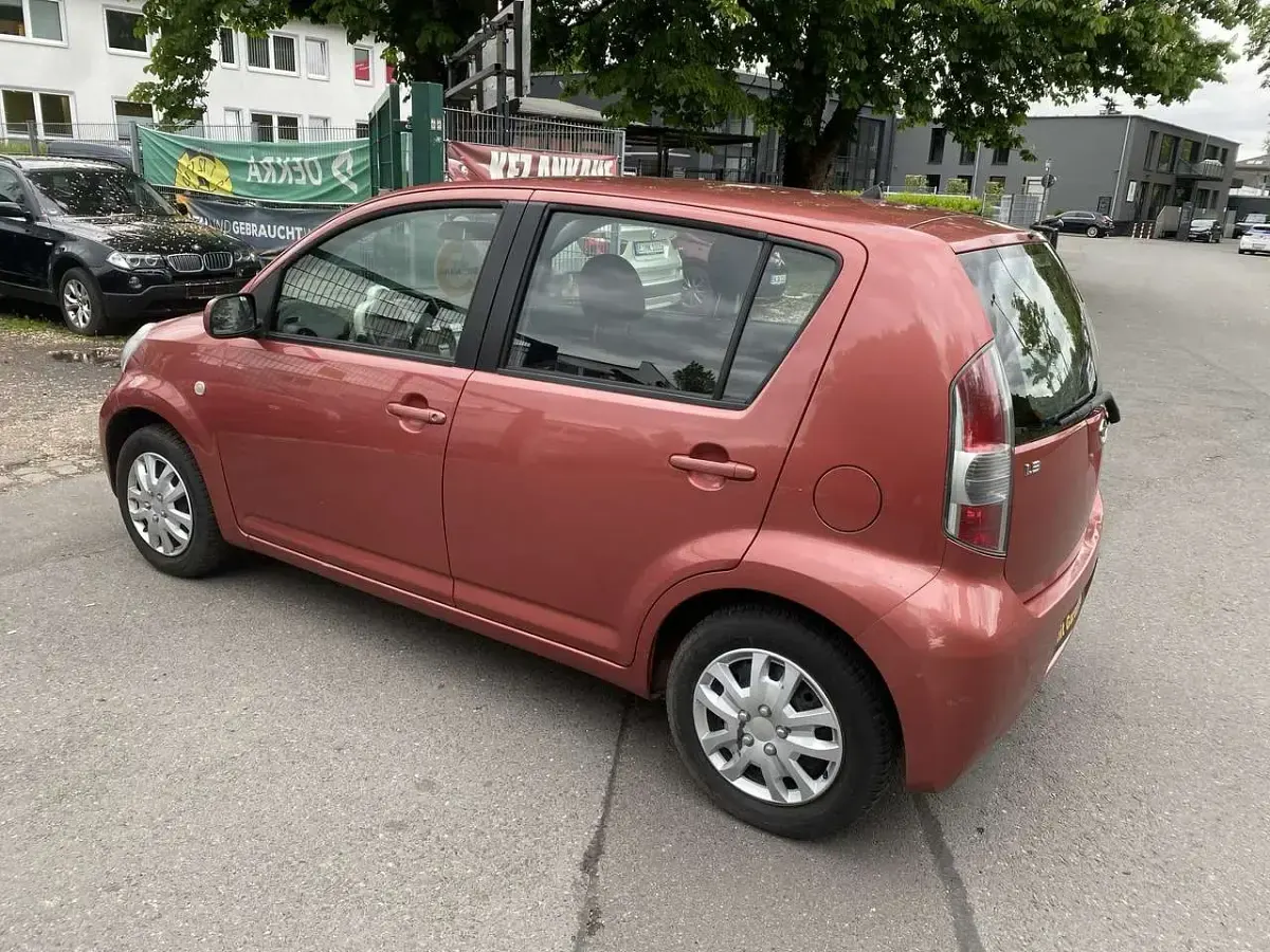 Gebraucht Daihatsu Sirion 87 PS (63 kW) 2005 Rose rot metallic Kleinwagen