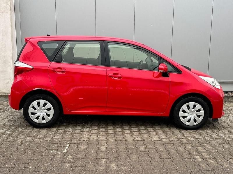 Gebraucht Toyota Verso-S Cool 99 PS (72 kW) 2013 Rot Van / Kleinbus