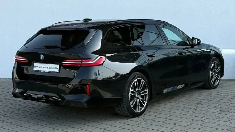 Gebraucht BMW 550e M Sport 313 PS (230 kW) 2025 Saphrischwarz met. Kombi