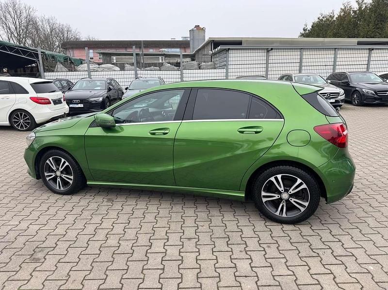 Gebraucht Mercedes A180 Urban 122 PS (89 kW) 2016 Elbait gruen  metallic Kleinwagen