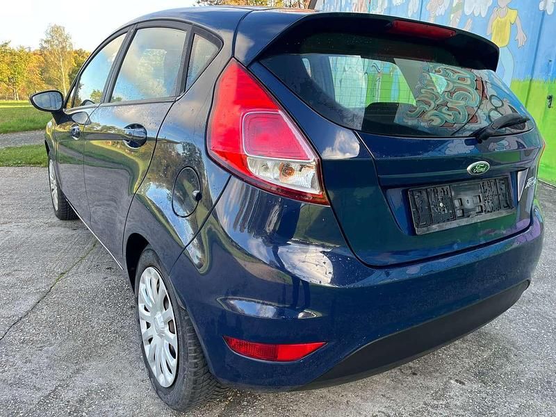 Gebraucht Ford Fiesta Trend 80 PS (58 kW) 2014 Blau Kleinwagen