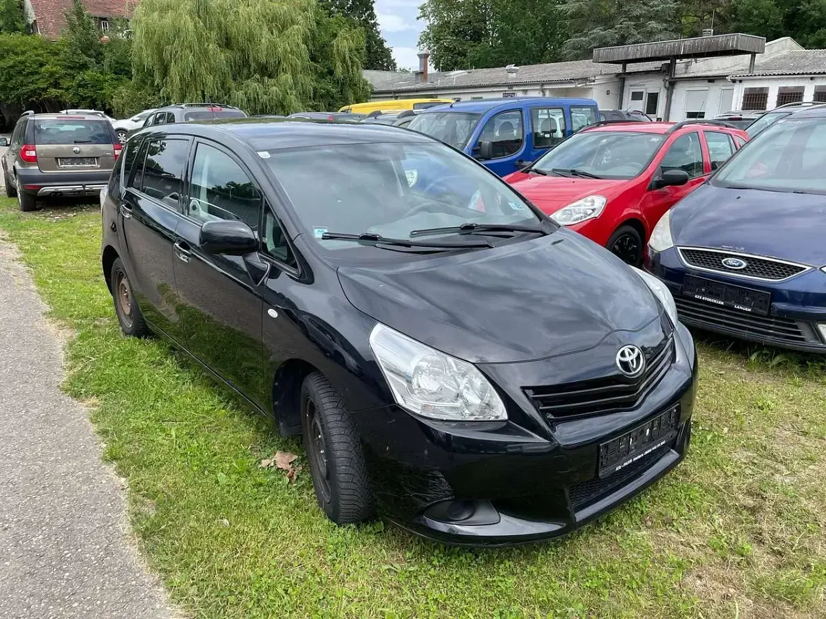 Gebraucht Toyota Verso Basis 132 PS (97 kW) 2011 Black mica / ink Van / Kleinbus