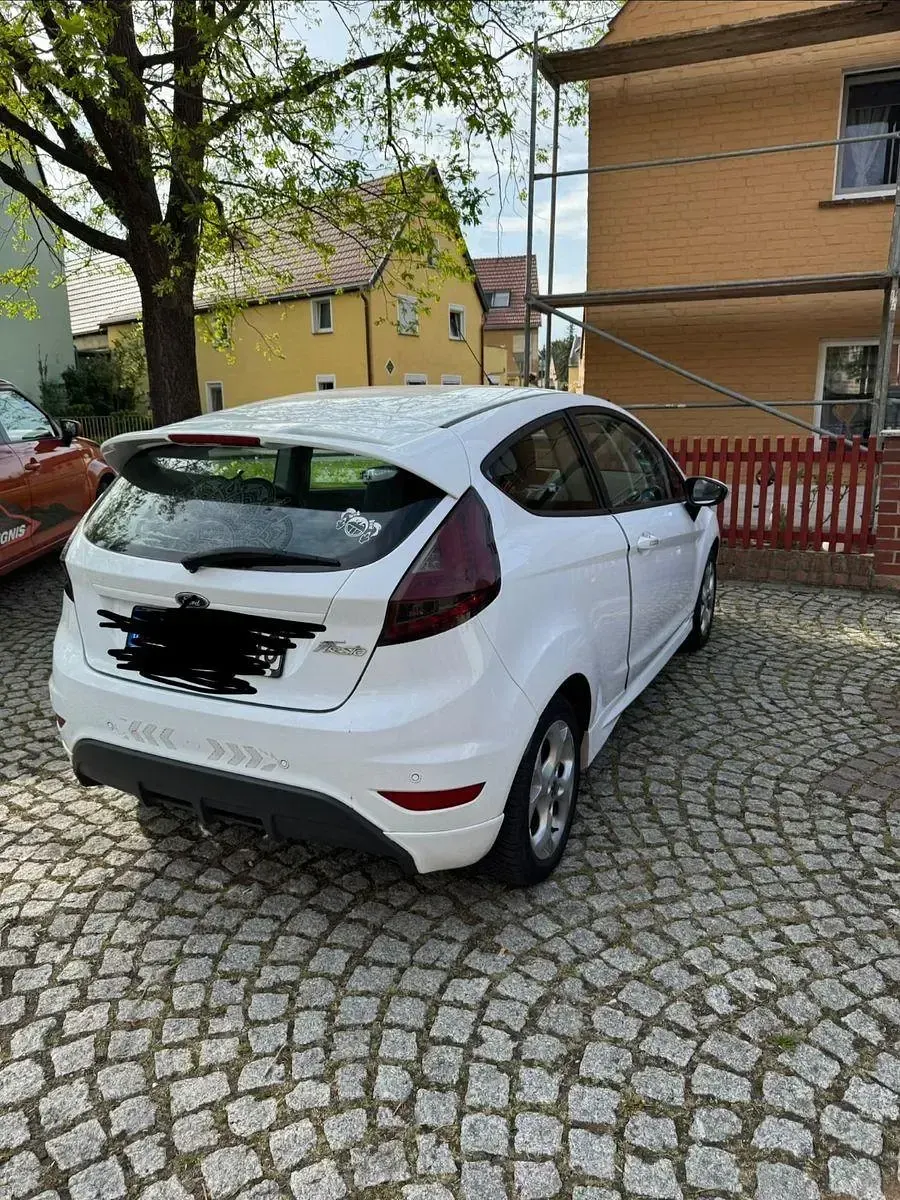 Gebraucht Ford Fiesta Ambiente 60 PS (44 kW) 2010 Weiß Limousine
