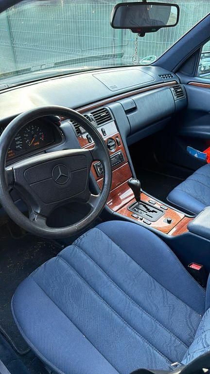 Gebraucht Mercedes E230 Classic 150 PS (110 kW) 1997 Blau Limousine