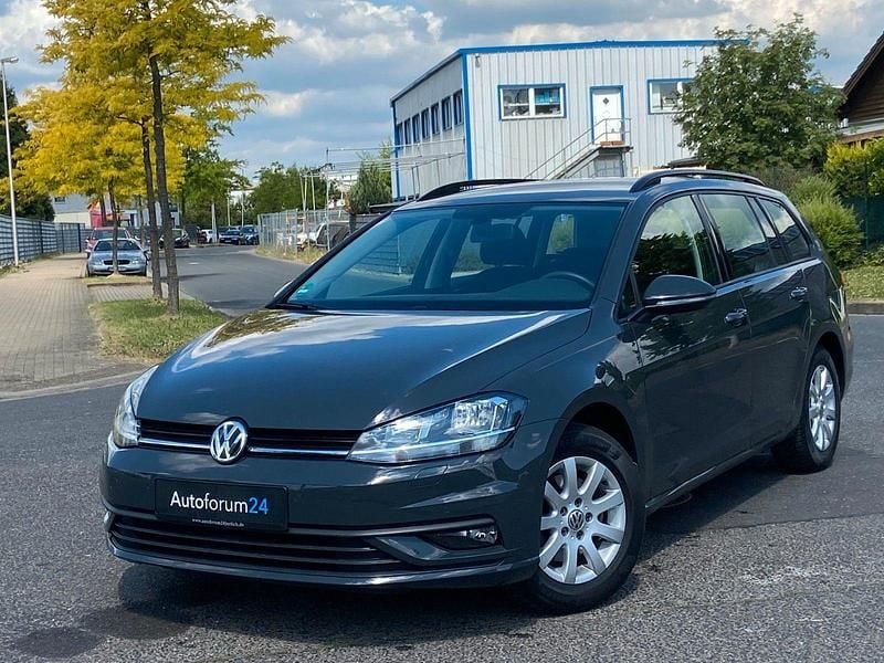 Grau Gebraucht 2018 VW Golf VII Trendline Kombi | 9.899 € (Superpreis) - Bild 1/4