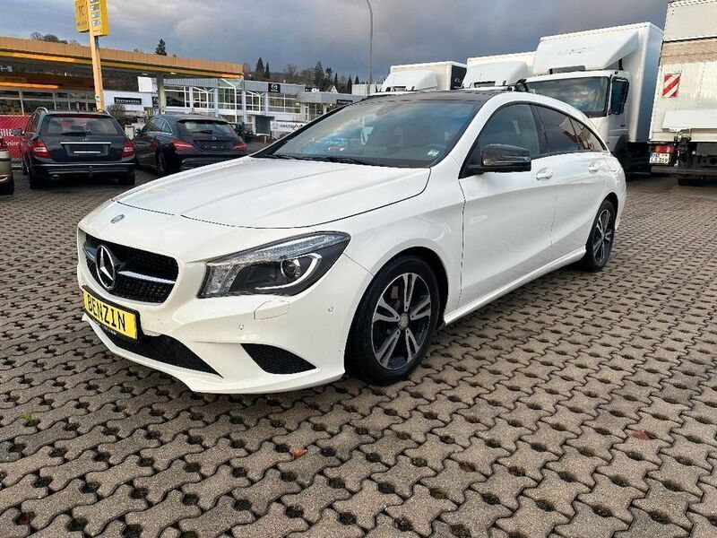 Weiß Gebraucht 2016 Mercedes CLA200 Shooting Brake Kombi | 11.990 € (Guter Preis) - Bild 1/4