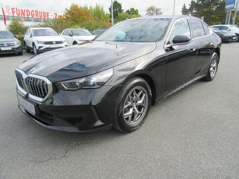 Schwarz (metallic) Gebraucht 2024 BMW 520 Comfort Edition Limousine | 43.950 € (Fairer Preis) - Bild 1/4