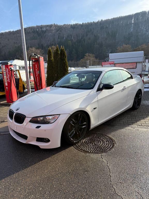 Weiß Gebraucht 2008 BMW 335 Cabriolet M Sport Cabrio | 16.500 € (Etwas zu teuer) - Bild 1/4