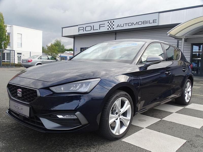 Blau asphaltblau (metallic) Gebraucht 2023 Seat Leon FR Limousine | 21.980 € (Guter Preis) - Bild 1/4