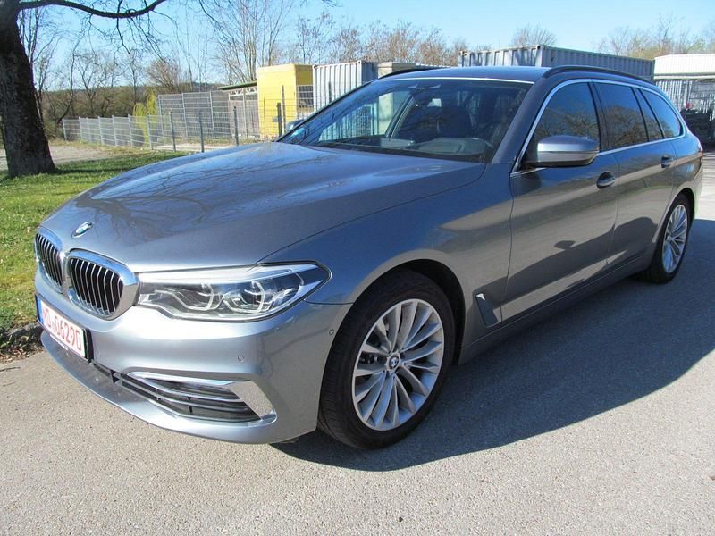 Grau Gebraucht 2019 BMW 520 Luxury Line Kombi | 23.500 € (Guter Preis) - Bild 1/4