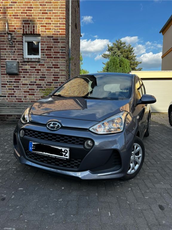 Grau Gebraucht 2020 Hyundai i10 Trend Kleinwagen | 8.400 € (Superpreis) - Bild 1/4