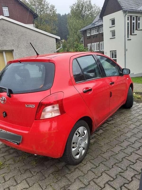 Gebraucht Toyota Yaris 69 PS (50 kW) 2007 Rot Limousine
