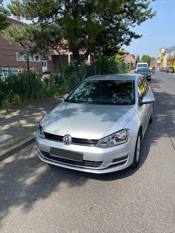 Grau Gebraucht 2016 VW Golf VII Comfortline Limousine | 13.200 € (Guter Preis) - Bild 1/4