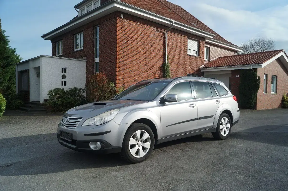Gebraucht Subaru Outback Active 150 PS (110 kW) 2010 Silber SUV