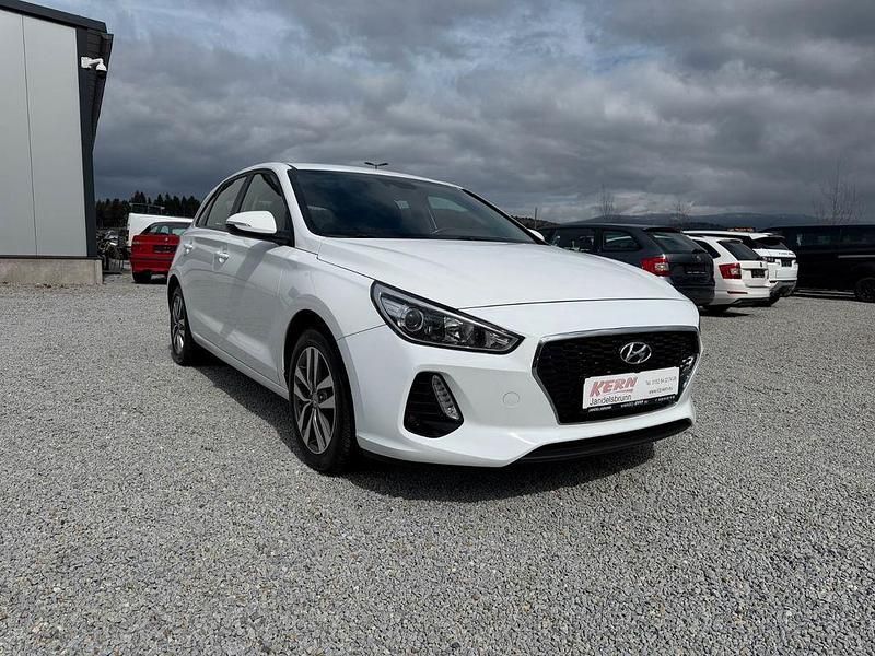 Gebraucht Hyundai i30 Trend 140 PS (102 kW) 2017 Weiß Limousine