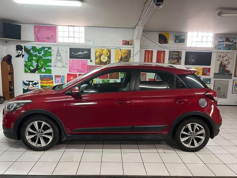 Gebraucht Hyundai i20 Select 101 PS (74 kW) 2017 Rot Limousine